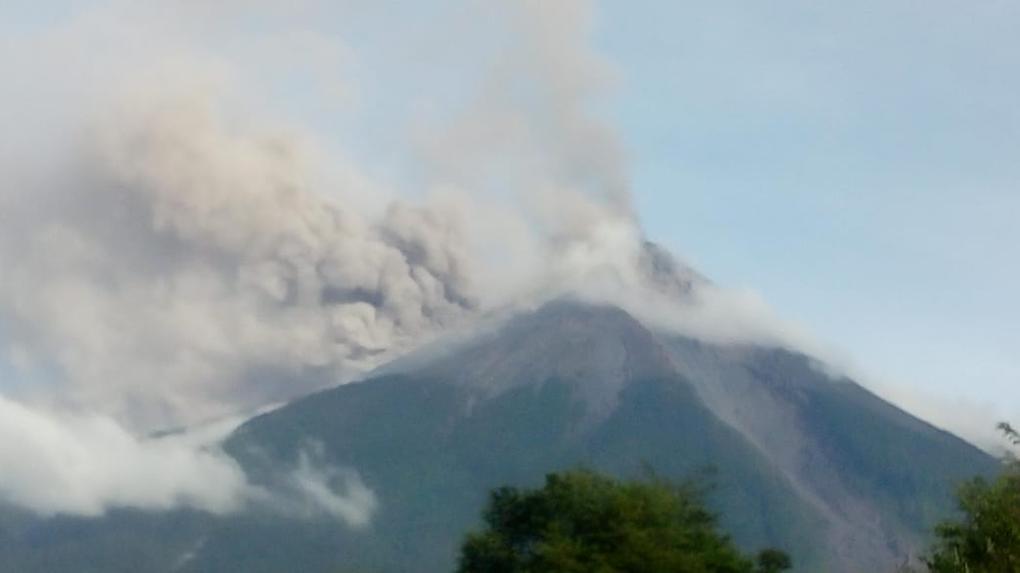 Vulcão de Fogo, um dos três ativos na Guatemala, em fase eruptiva