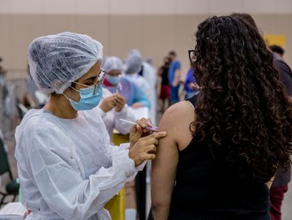 Segundo a Secretaria da Saúde, somente 10% municípios cearenses estão perto de concluir a vacinação de adolescentes.