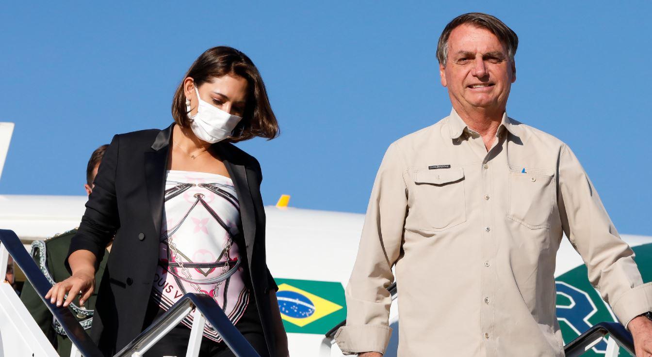 Michelle e Jair Bolsonaro saindo de avião em viagem aos Estados Unidos