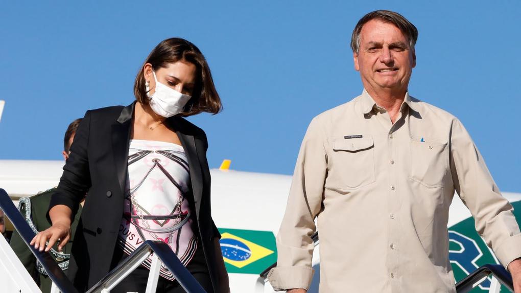 Michelle e Jair Bolsonaro saindo de avião em viagem aos Estados Unidos