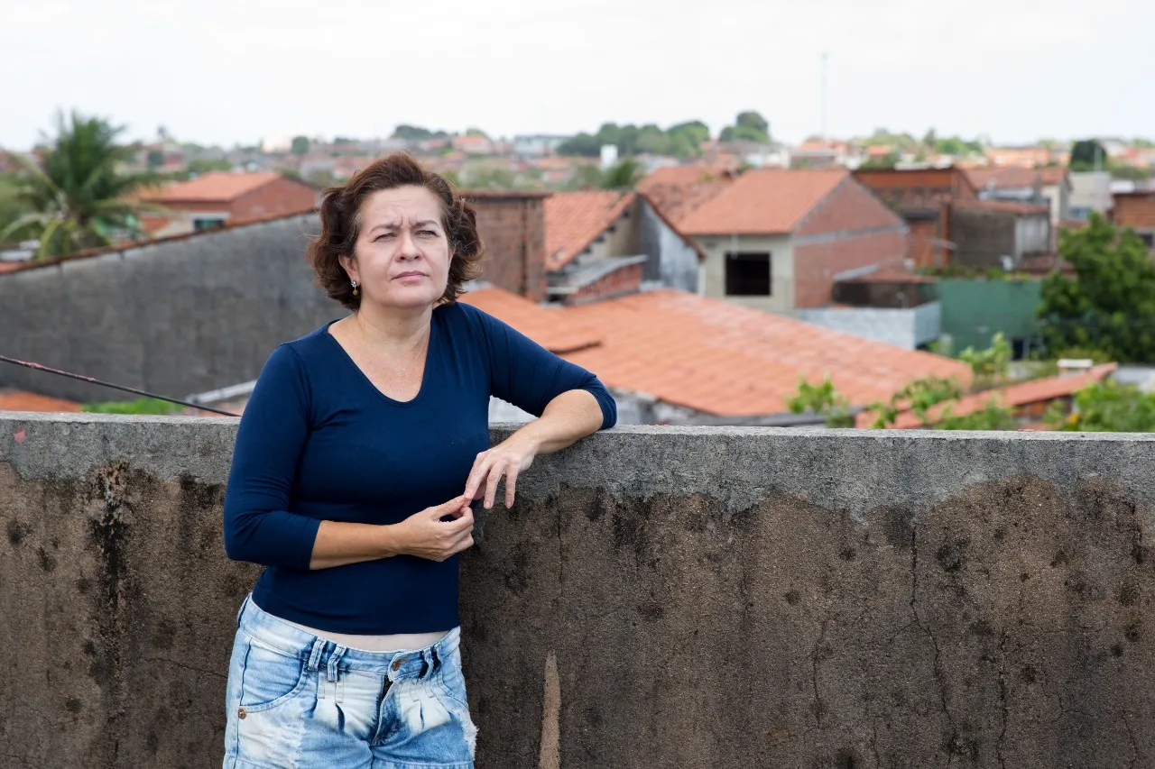 Elisângella espera uma melhora nas vendas para conseguir voltar a ter uma casa para morar com a filha