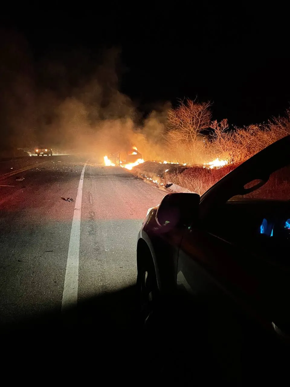 Após a colisão, o automóvel ficou totalmente incendiado. As chamas do veículo e da mata foram controladas em seguida pelos bombeiros
