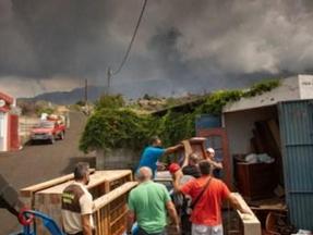 Pessoas são evacuadas de suas casas devido à erupção do vulcão Cumbre Vieja
