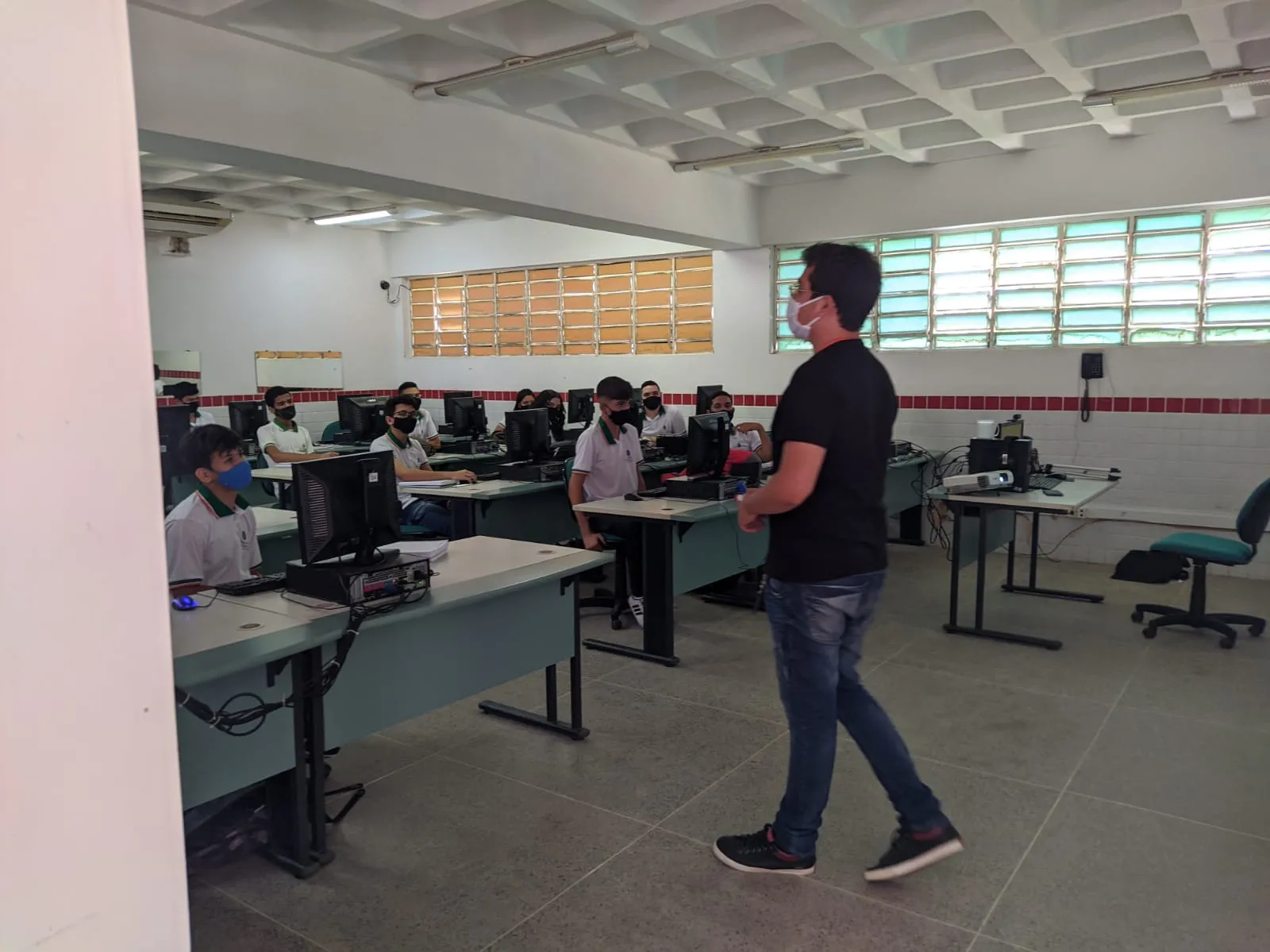 A EEEP Irmã Ana Zélia da Fonseca está, atualmente, com somente 60% da sua capacidade de alunos em aulas presenciais.