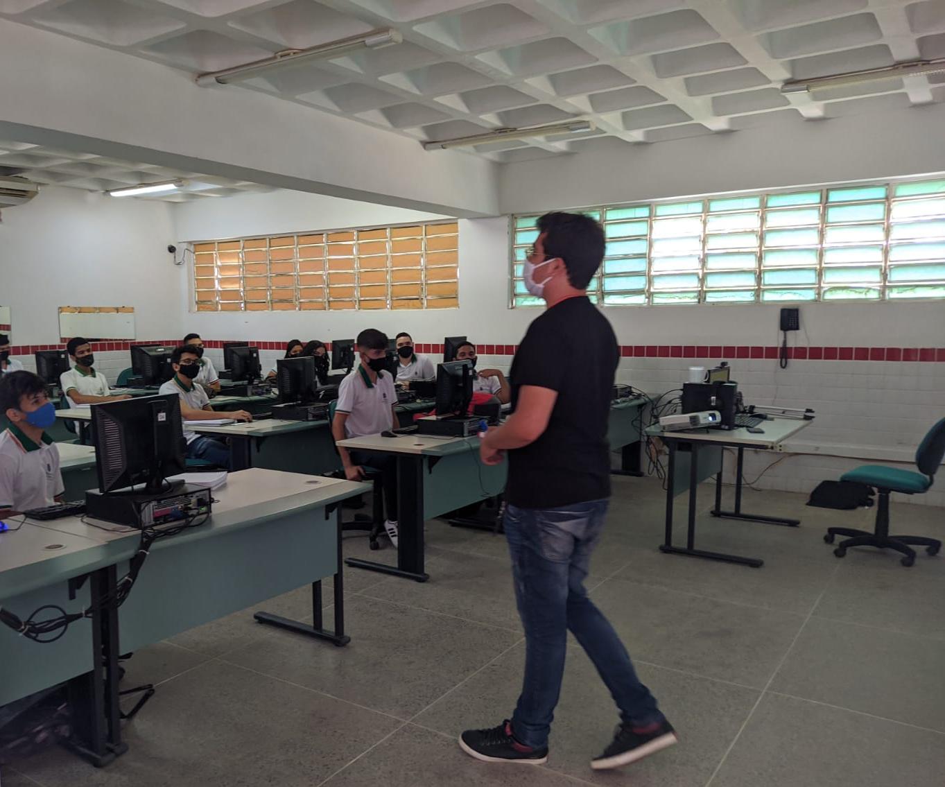 A EEEP Irmã Ana Zélia da Fonseca está, atualmente, com somente 60% da sua capacidade de alunos em aulas presenciais.