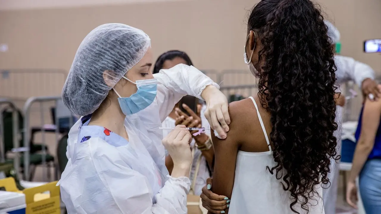 Jovem sendo vacinada