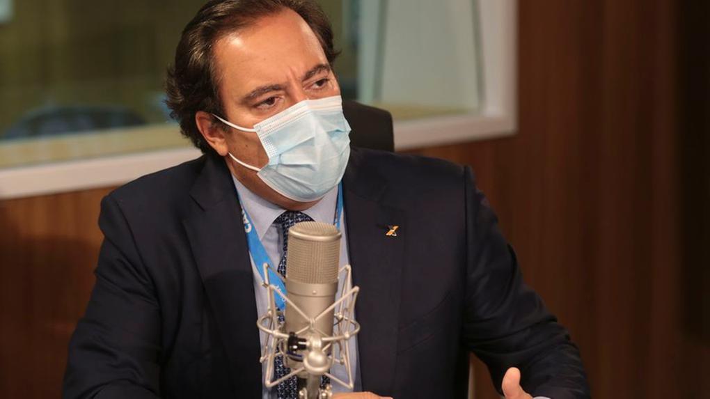Pedro Guimarães, presidente da Caixa, concendendo entrevista em estúdio de rádio