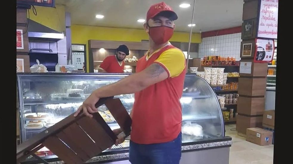 Funcionário dá cadeirada em homem durante assalto em padaria de Porto Velho, Rondônia