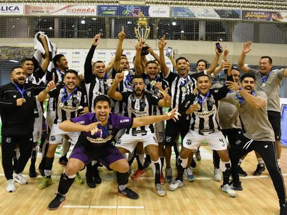 Elenco do Ceará comemora título da Copa do Brasil de 2021