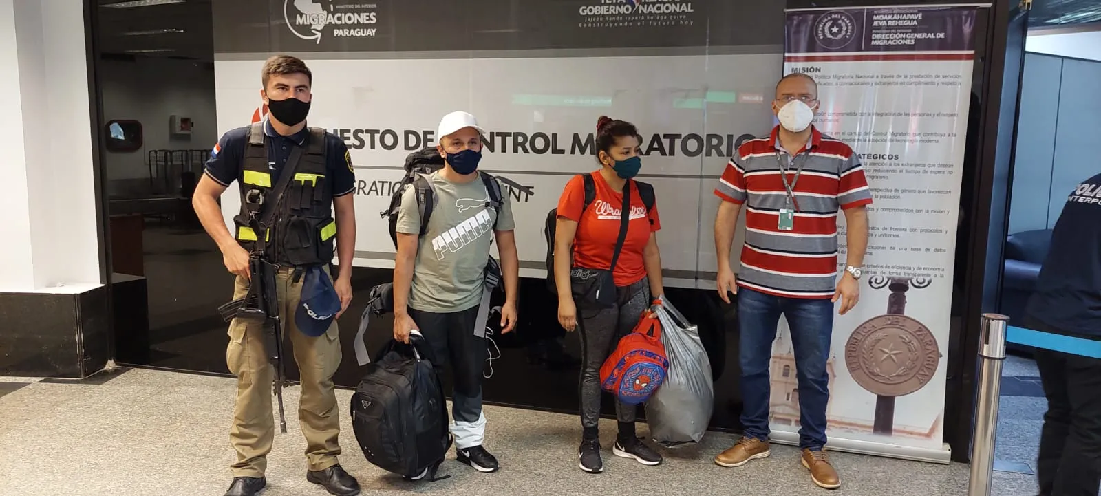 Casal (ao centro da foto) tentava fugir para outro país, segundo a polícia
