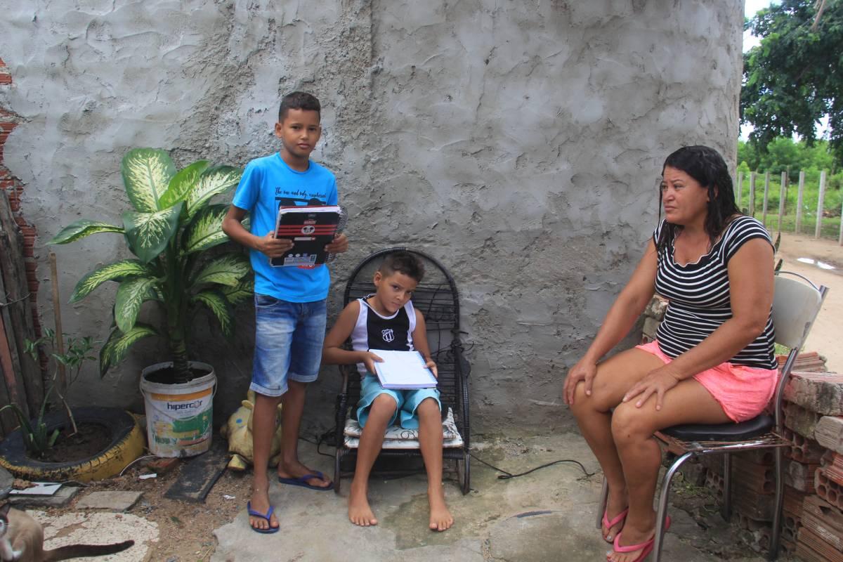 A família da dona de casa Antônia Gomes tem apenas um aparelho de telefone celular para dividir entre ela e os dois filhos
