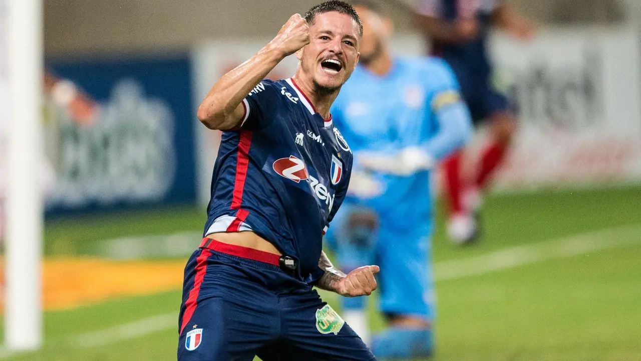 O meia Lucas Crispim comemora gol com a camisa do Fortaleza