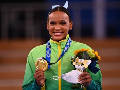Rebeca Andrade exibindo medalha de ouro