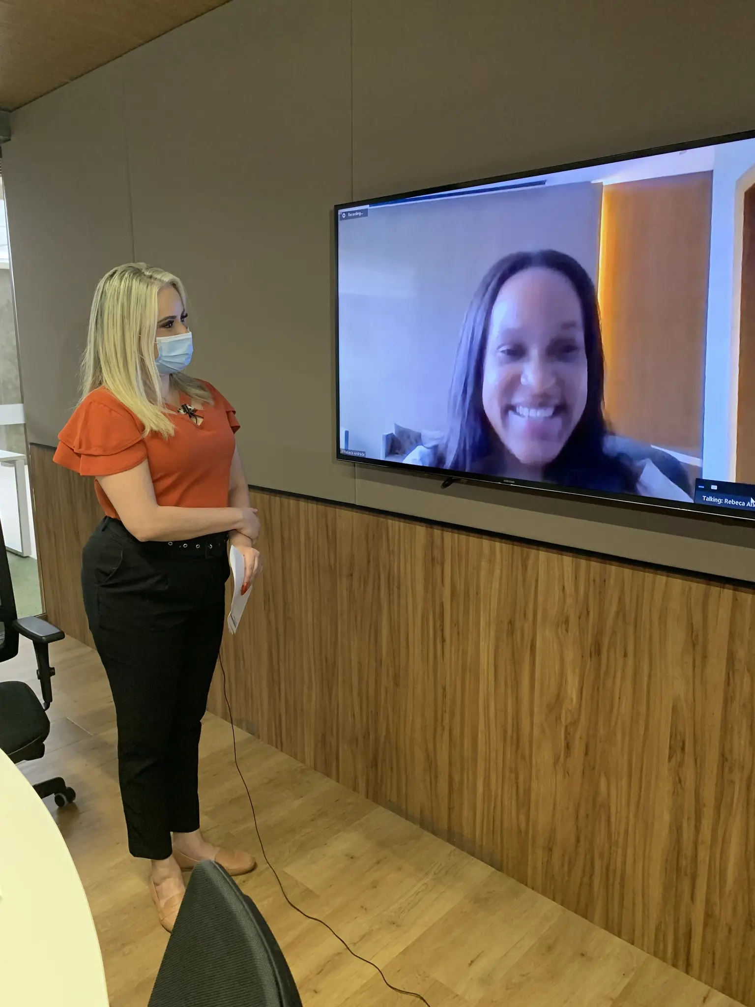 Denise Santiago entrevistando ginasta Rebeca Andrade