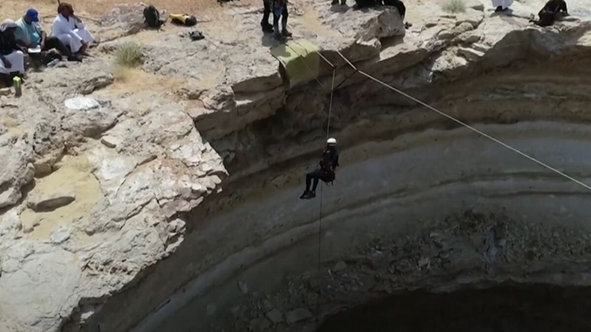 Equipe de expedição desce pelo Poço do Inferno, localizado no Iêmen