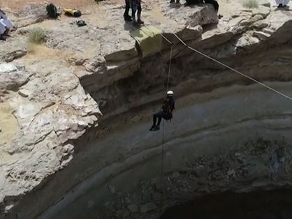 Equipe de expedição desce pelo Poço do Inferno, localizado no Iêmen