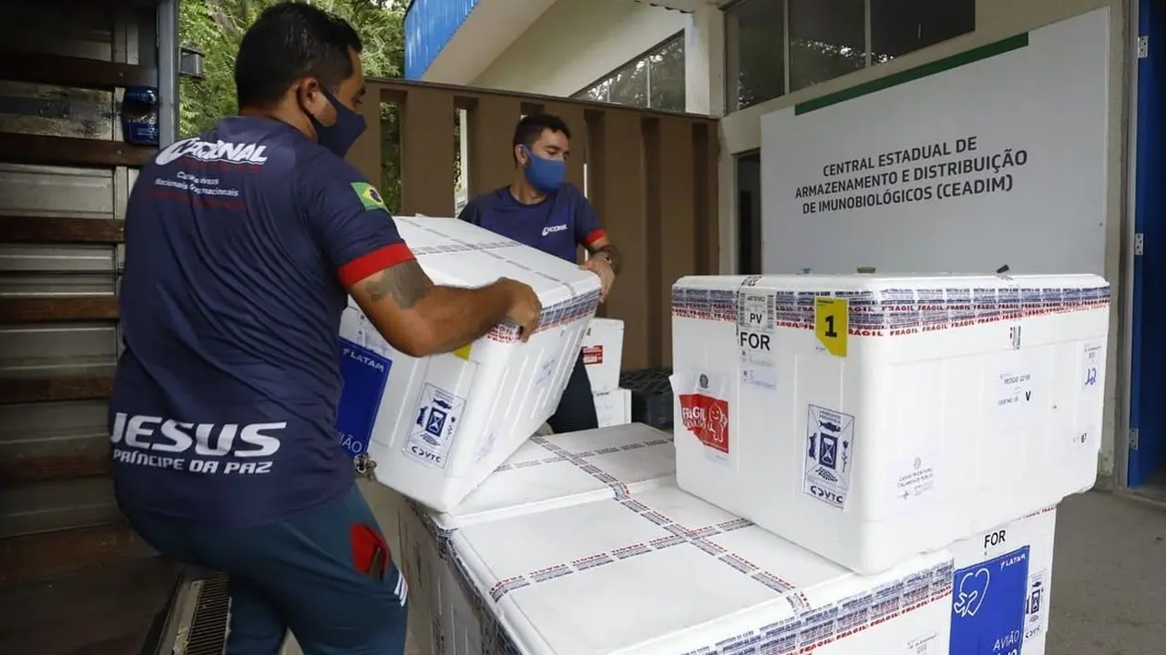 Vacinas ficam armazenadas em central de distribuição do Governo.