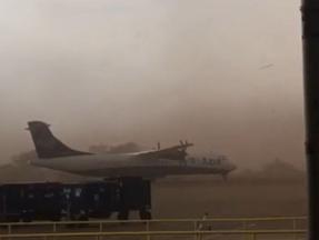 Avião da Azul é movido por tempestade de areia