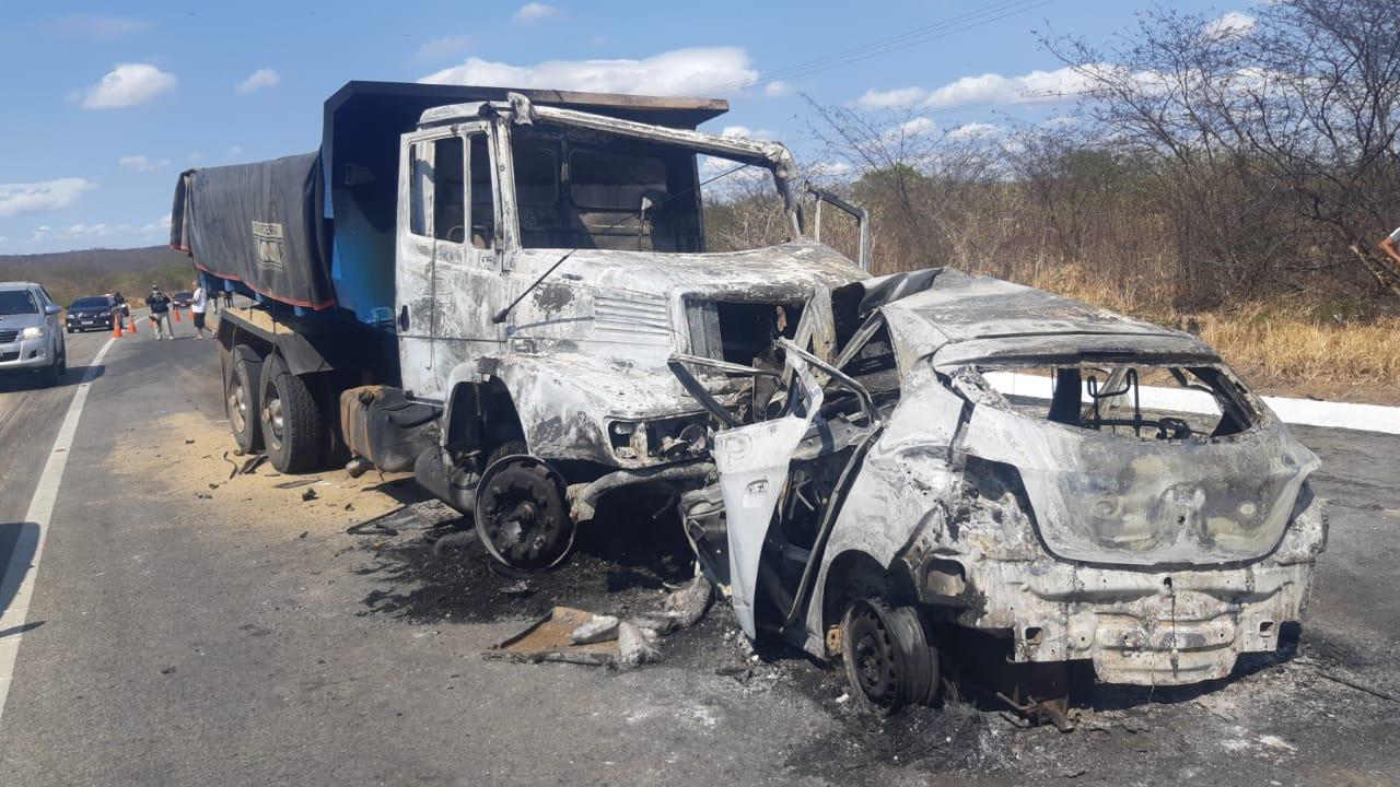 Carro em que estavam os servidores municipais de Madalena incendiou após a colisão com o caminhão.