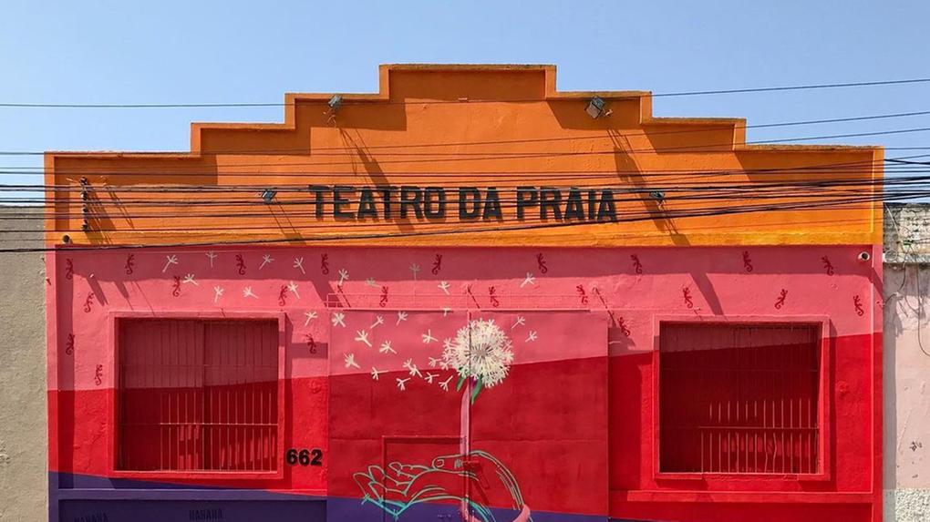 Fachada do teatro pintada pelo Selo Coletivo @brunabeserra e @cecishiki em parceria com o @institutoiracema