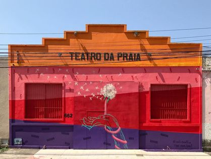 Fachada do teatro pintada pelo Selo Coletivo @brunabeserra e @cecishiki em parceria com o @institutoiracema