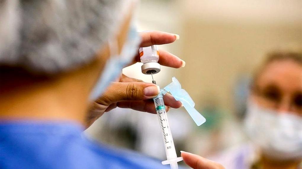 Técnica de enfermagem prepara seringa para aplicar vacina contra Covid-19