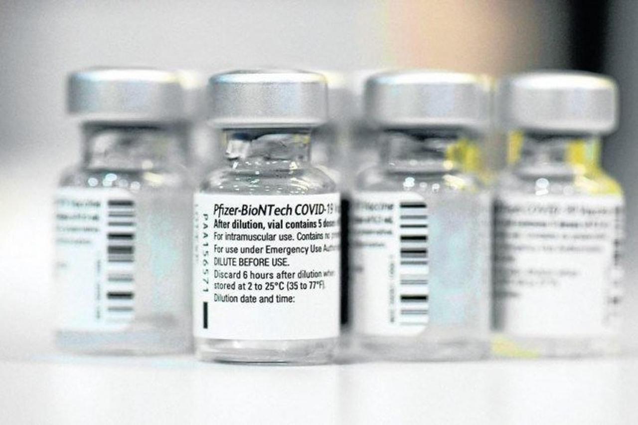 Frascos com vacina contra a Covid produzida pela Pfizer