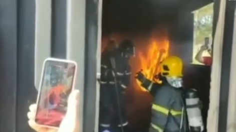 Bombeiro pede colega em casamento durante simulação de incêndio em Santa Catarina.