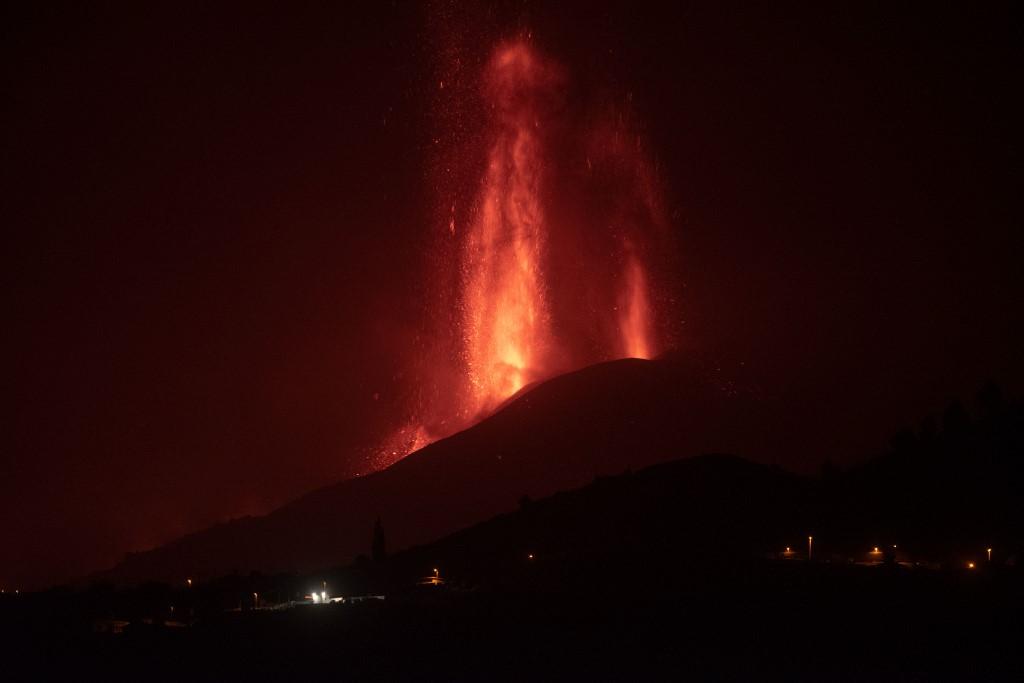 Após um breve intervalo na manhã de segunda-feira (27), o vulcão Cumbre Vieja voltou a ter atividades intensas, na ilha espanhola de La Palma.