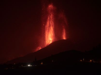 Após um breve intervalo na manhã de segunda-feira (27), o vulcão Cumbre Vieja voltou a ter atividades intensas, na ilha espanhola de La Palma.