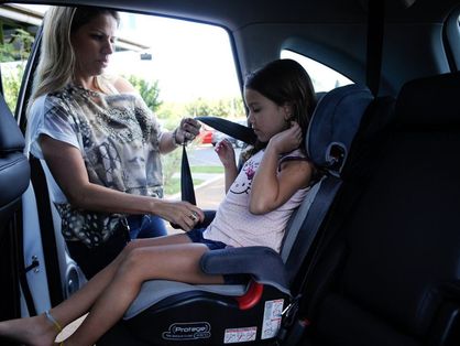 Novas regras consideram peso, altura e idade das crianças para definir a melhor forma de transportá-las em um carro. Desobediência acarreta multa de mais de R$ 200.