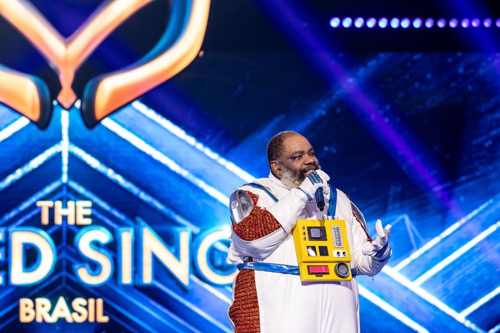 Sergio Lorosa rivelato come astronauta in ‘The Masked Singer Brazil’ – Zoira