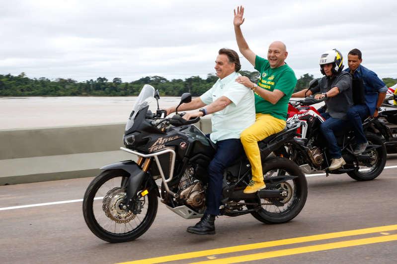 Presidente Jair Bolsonaro e empresário Luciano Hang andando de moto sem capacete