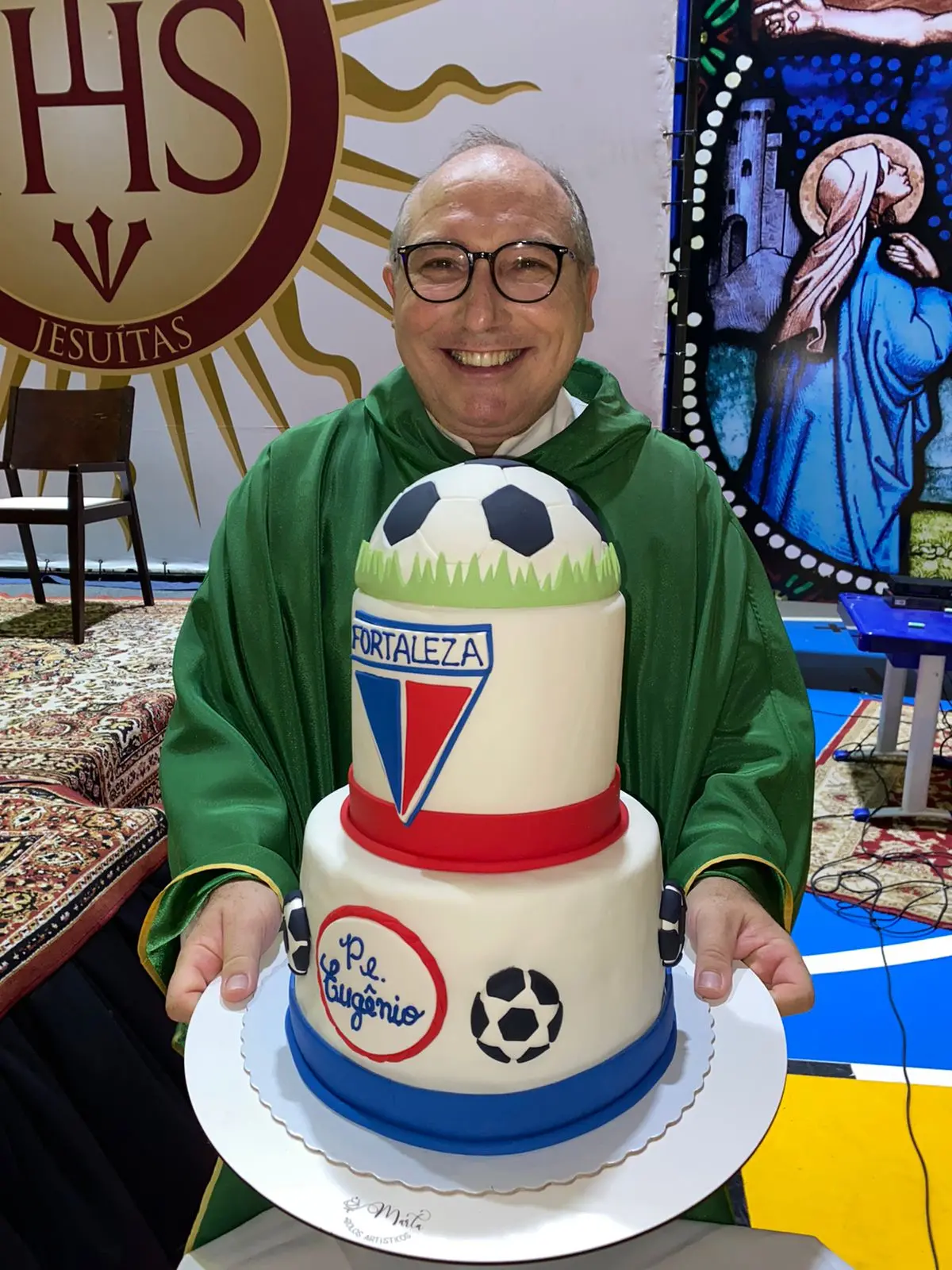 Torcedor do Fortaleza ganhou um bolo bem especial na celebração da missa. Esse time conta com um prestígio danado