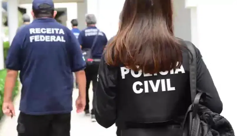 A ação contou com cerca de 50 policiais civis e 22 servidores da Receita Federal, dentre auditores-fiscais e analistas.