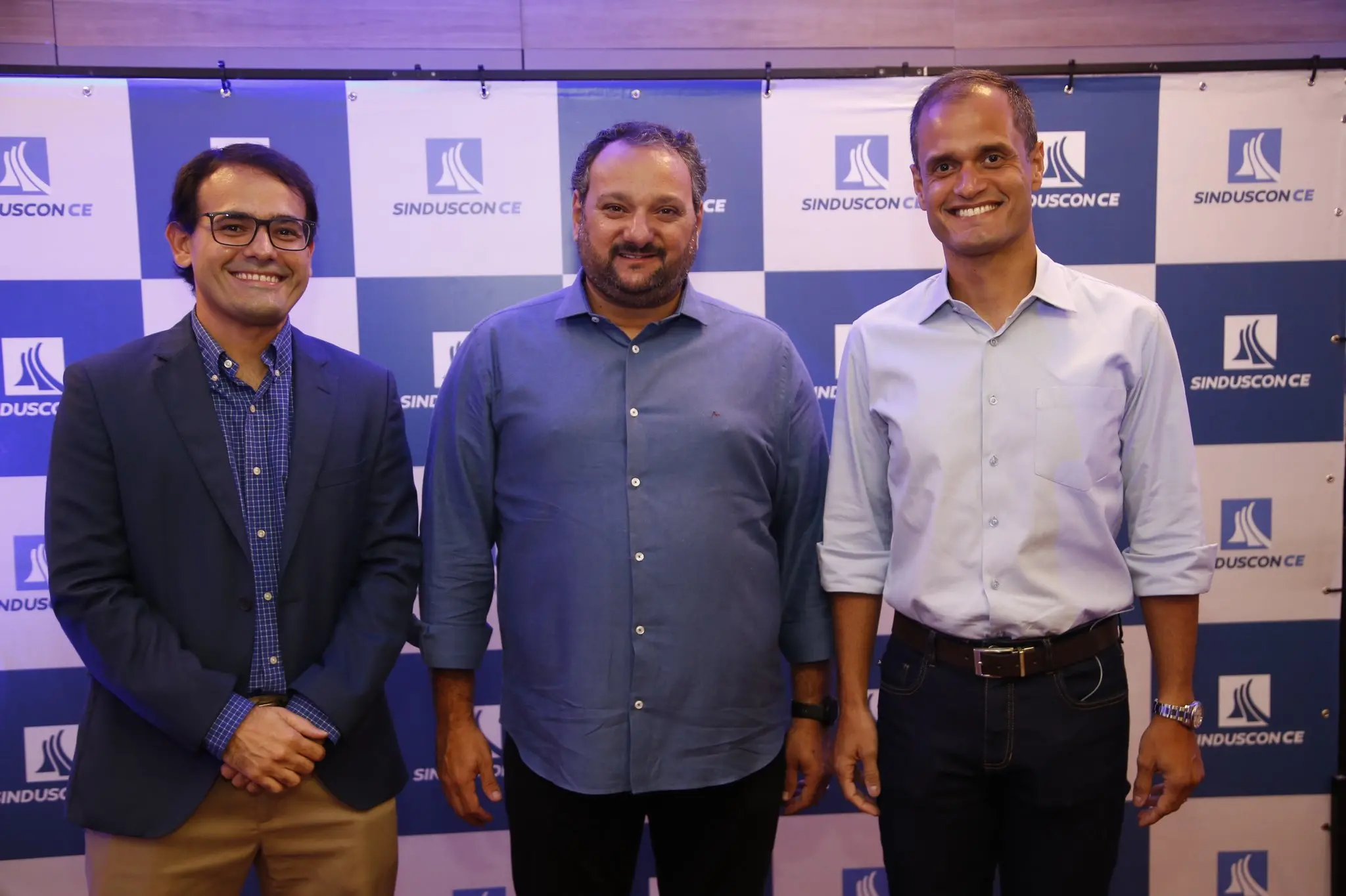 O Presidente do Sinduscon, Patriolino Dias entre os palestrantes da noite: o engenheiro André Quinderé, da Aval Engenharia e o consultor empresarial, Ênio Area Leão