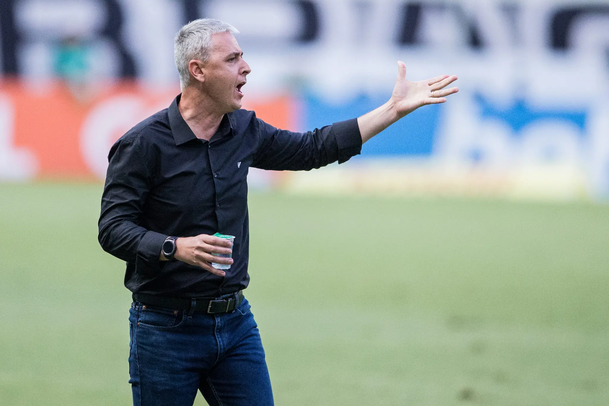 Tiago Nunes gesticula com a mão