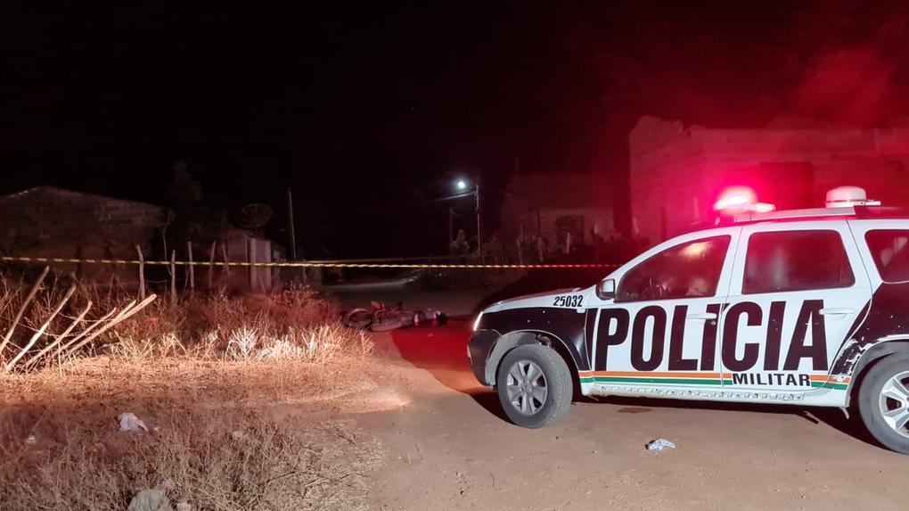 Imagem mostra viatura da Polícia Militar durante ocorrência de homicídio em Chorozinho, no Ceará