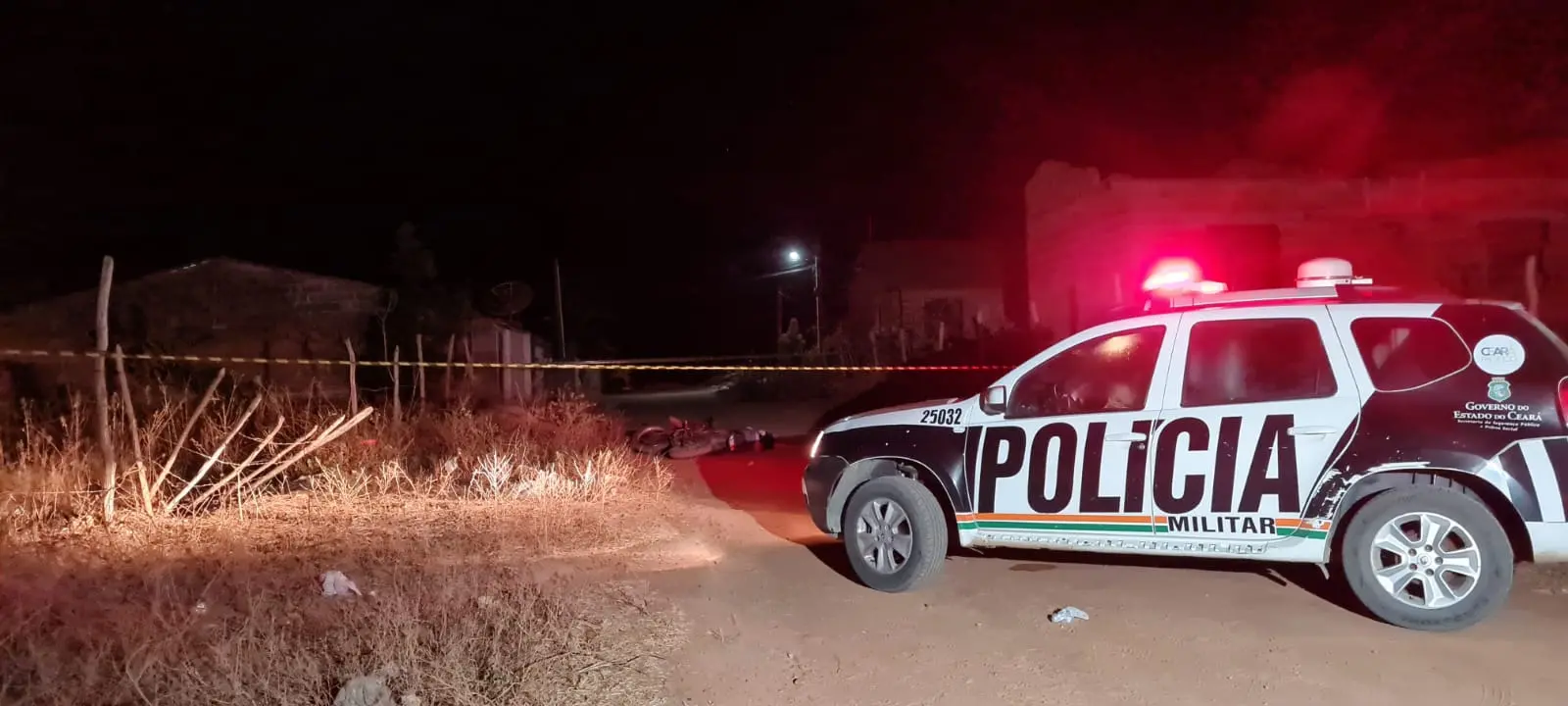 Imagem mostra viatura da Polícia Militar durante ocorrência de homicídio em Chorozinho, no Ceará