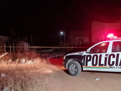 Imagem mostra viatura da Polícia Militar durante ocorrência de homicídio em Chorozinho, no Ceará