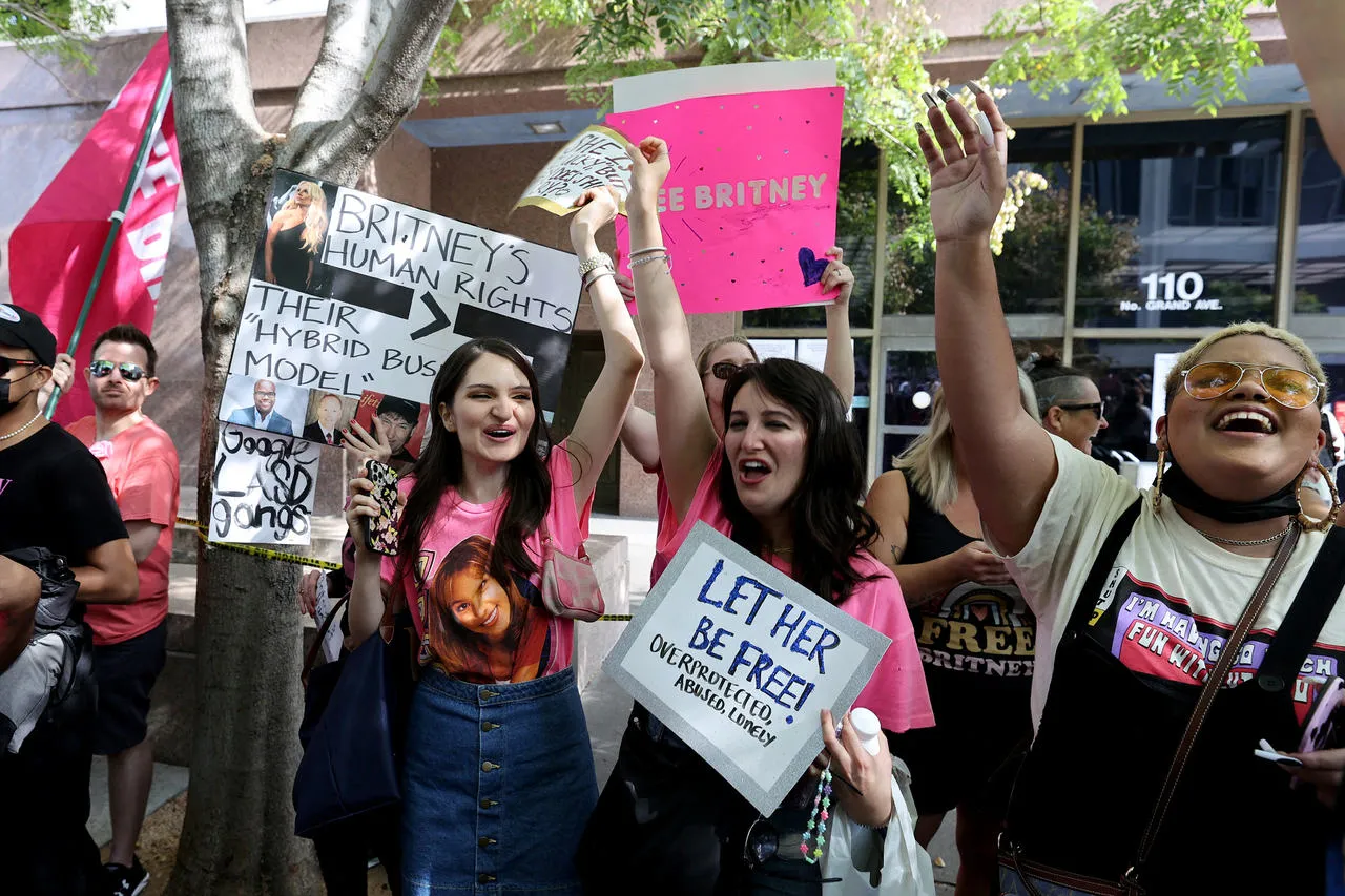 Fãs de Britney Spears saíram às ruas para manifestar apoio e comemorar a liberdade da cantora