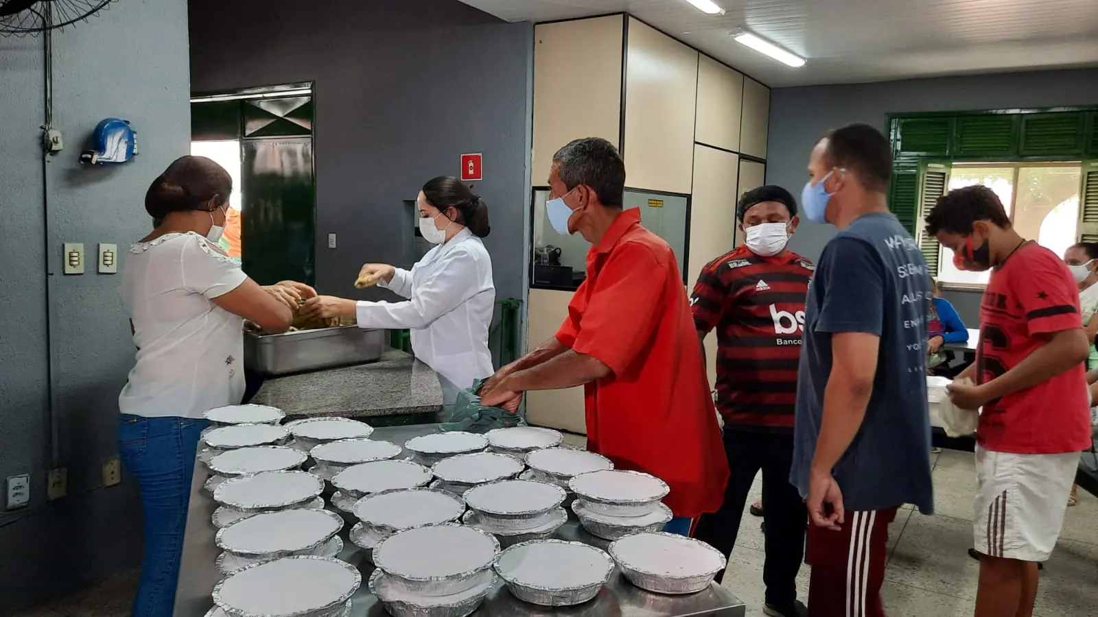 No bairro Areias, a Secretaria de Assistência Social de Iguatu mantém a Cozinha Comunitária, que neste período de pandemia distribui quentinhas para 100 cadastrados
