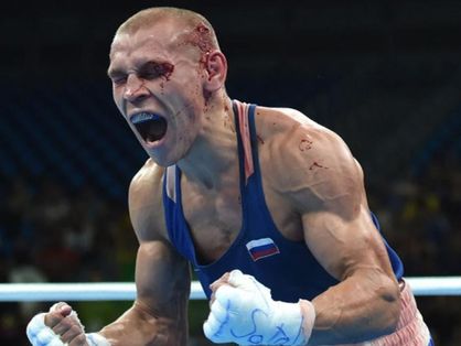 O russo Vladimir Nikitin comemora vitória após luta de boxe