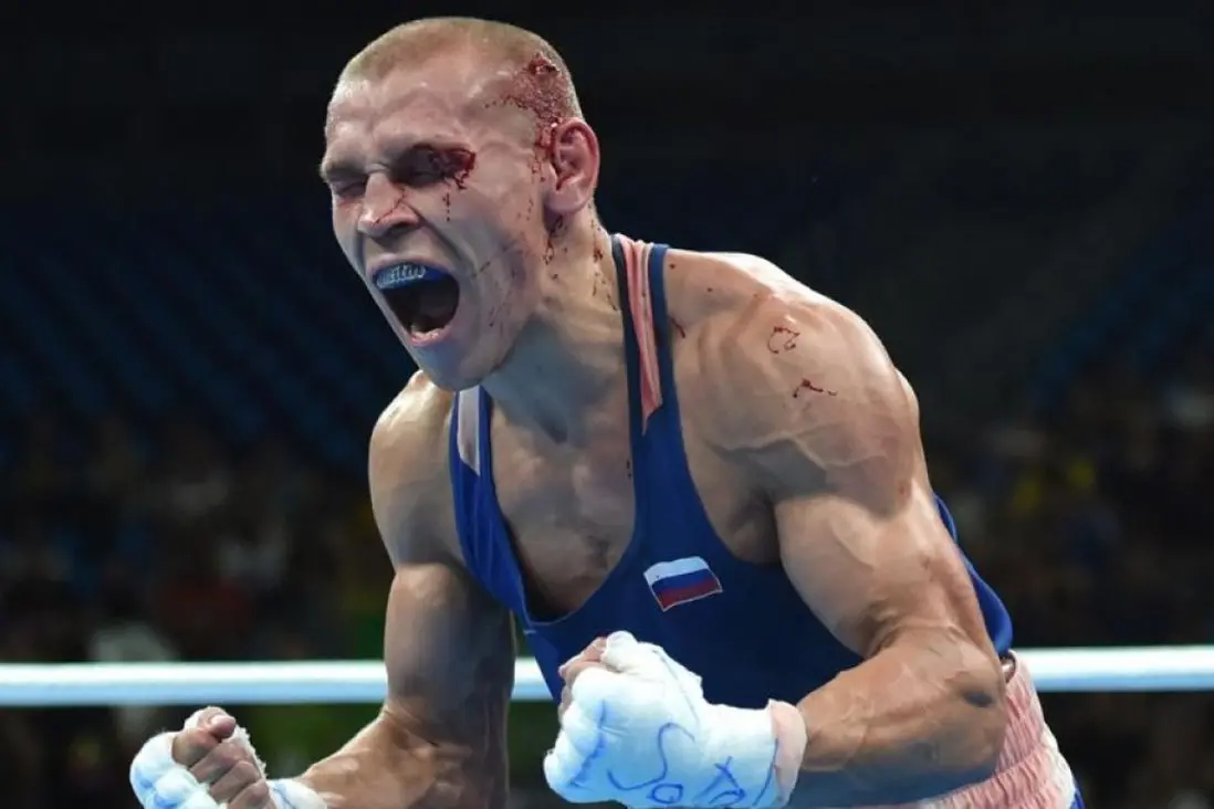 O russo Vladimir Nikitin comemora vitória após luta de boxe