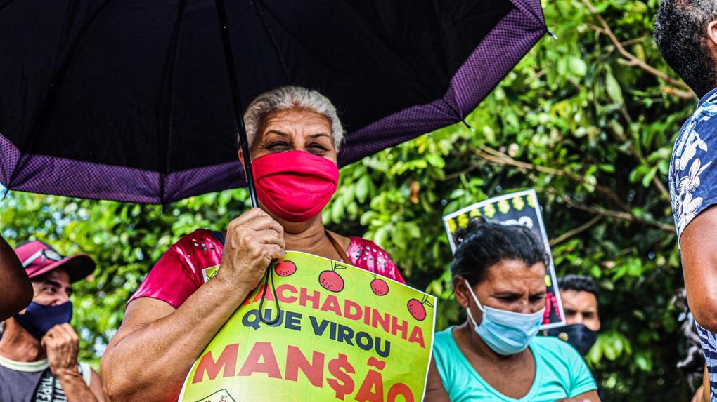 Membro do MTST faz manifestação em frente a casa do senador Flávio Bolsonaro