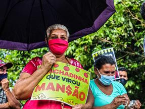 Membro do MTST faz manifestação em frente a casa do senador Flávio Bolsonaro
