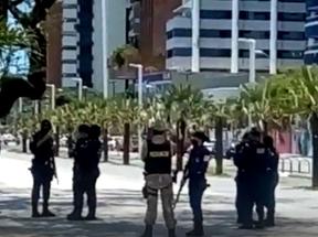 reprodução de vídeo mostrando policiais e guardas municipais diante do restaurante