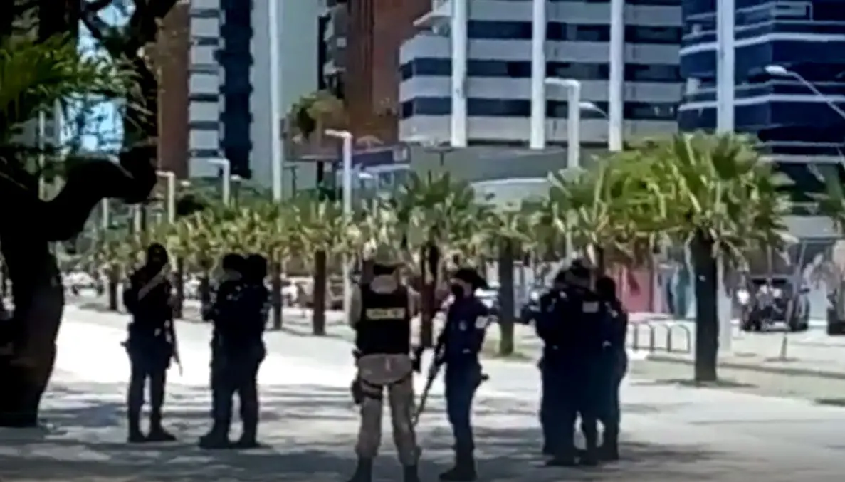 reprodução de vídeo mostrando policiais e guardas municipais diante do restaurante