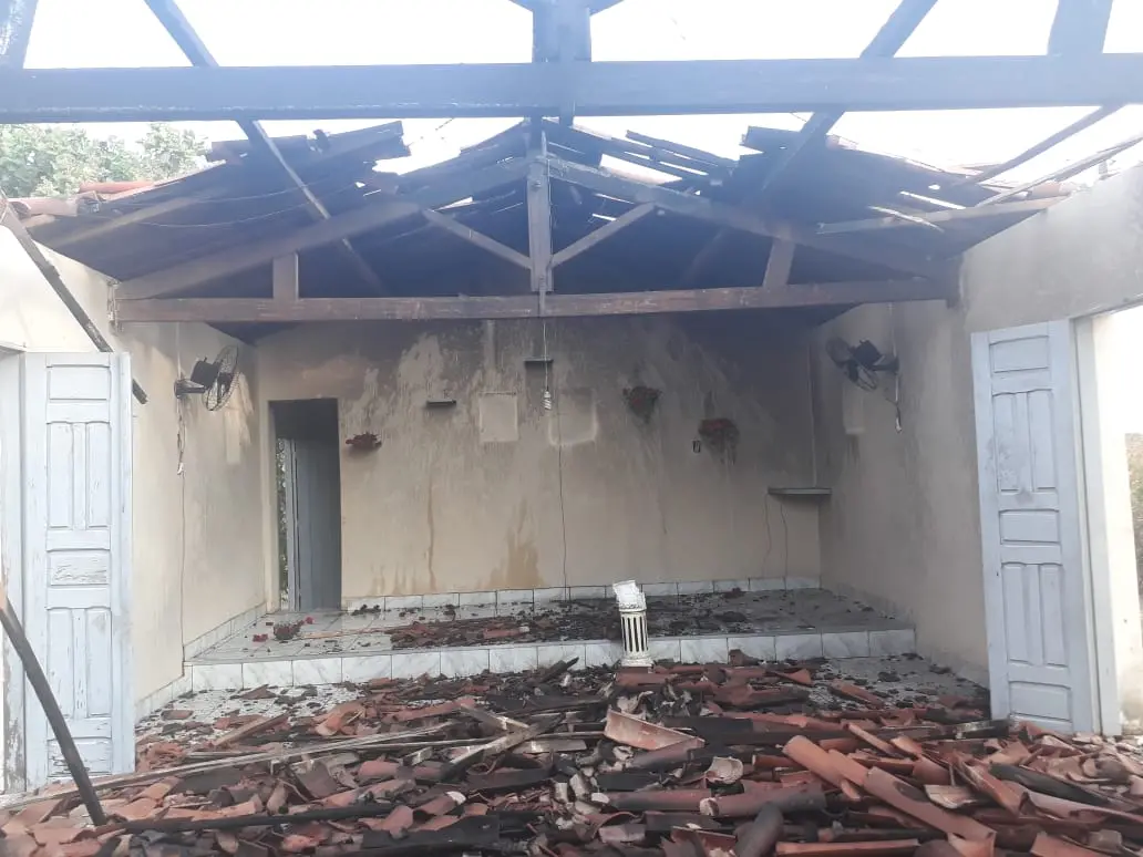 Capela de São Francisco destruída pelo fogo em Várzea Alegre
