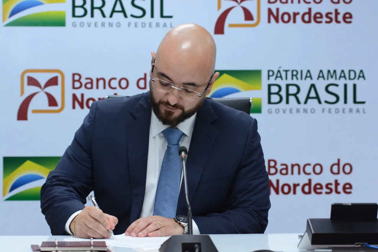 Presidente tomou posse nesta quinta-feira (30)